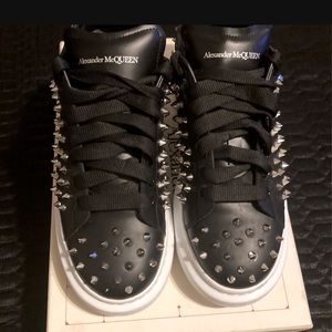 I’m selling a designer shoe